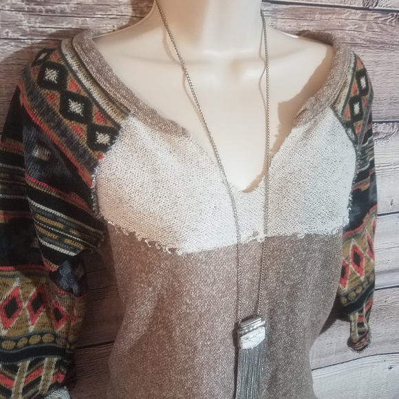 (Sold)Daytrip tribal print 3/4 top - Picture 3 of 4